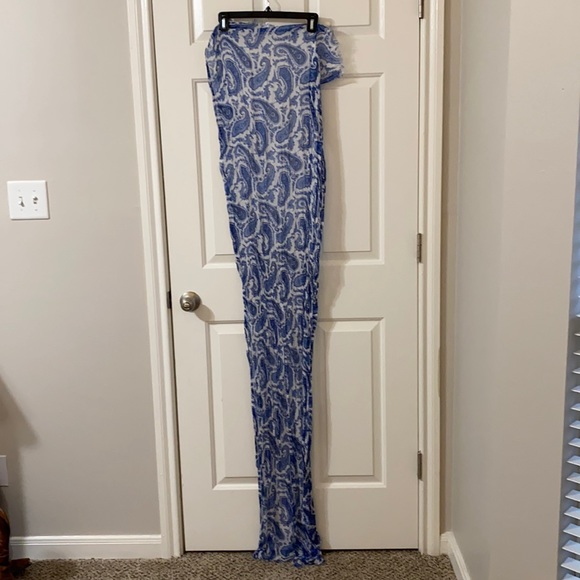 Blue & white paisley scarf with frayed edging - Picture 2 of 3